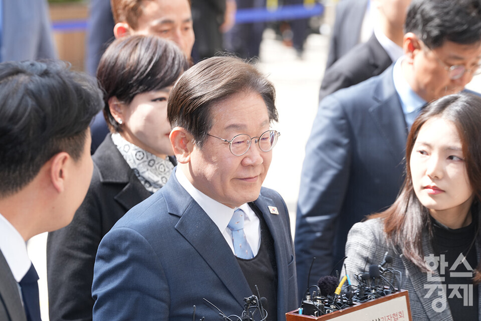 이재명 더불어민주당 대표가 26일 오후 서울지방법원에 공직선거법 위반 혐의 사건 항소심 선고를 위해 법정으로 들어서고 있다. /최대성 기자 dpdaesung@sporbiz.co.kr 2025.03.26.