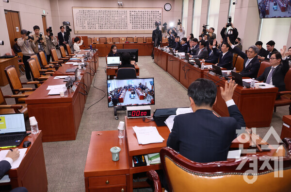 26일 국회에서 열린 법제사법위원회 전체회의에서 윤석열 대통령 탄핵심판 선고기일 신속 지정 촉구 결의안에 대해 의원들이 거수 표결하고 있다.  사진=연합뉴스