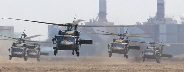 인천 서구 장도 훈련장에서 지난 19일 진행된 '한미 연합 공중기동 훈련'에서 17사단 수색대대 장병들이 탑승한 UH-60 블랙호크 헬기들이 기동하고 있다./연합뉴스