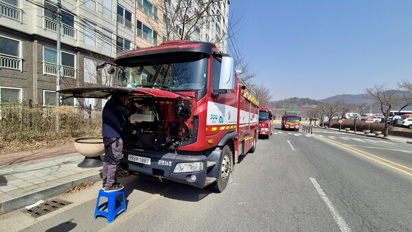 26일 의성종합운동장에서 타타대우모빌리티 직원이 소방차를 점검하고 있다./ 타타대우모빌리티