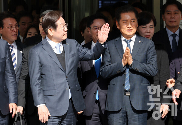 더불어민주당 이재명 대표가 26일 서울중앙지법에서 열린 공직선거법 위반 사건 항소심에서 무죄를 선고받은 뒤 지지자들을 향해 인사하고 있다. 사진=연합뉴스