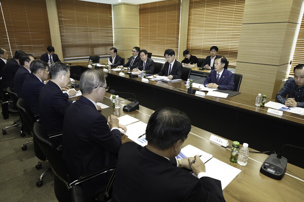 26일 서울 해운빌딩에서 송명달 해양수산부 차관과 9개 주요 국적선사, 해운협회, 해양진흥공사, 한국해양수산개발원 관계자들이 참석한 가운데 ‘해운 저시황 대비 긴급상황 점검회의’가 열렸다./해양수산부 