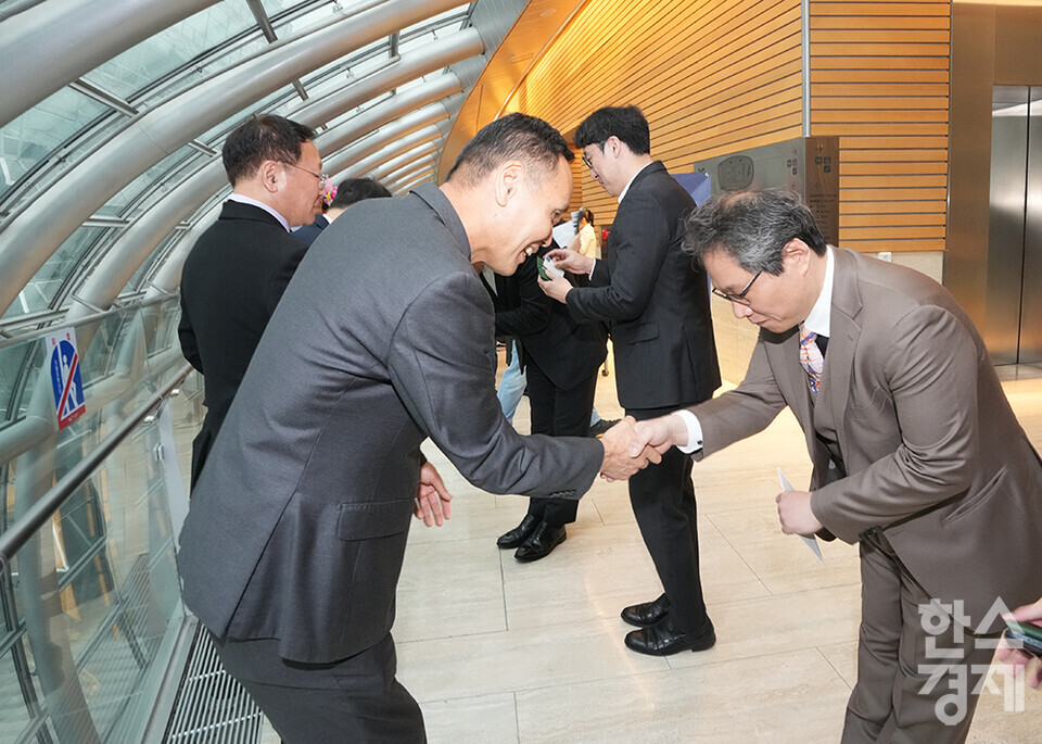 27일 오전 서울 여의도 FKI타워에서 한스경제 창간 10주년 기념 ‘체인지 코리아(Change Korea) 2025 포럼’이 열리고 있다. 한준희 대한축구협회 부회장(오른쪽)이 행사장을 찾아 송진현 한스경제 대표발행인과 인사를 나누고 있다. /최대성 기자 dpdaesung@sporbiz.co.kr 2025.03.27.