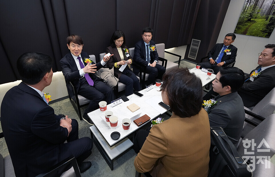 27일 오전 서울 여의도 FKI타워에서 한스경제 창간 10주년 기념 ‘체인지 코리아(Change Korea) 2025 포럼’이 열리고 있다. 주요 내빈들이 사전 환담을 가지고 있다. (왼쪽부터 시계방향으로) 정순표 한국뉴미디어 회장, 현정택 정석인하학원 이사장, 김소희 국민의힘 의원, 유승민 대한체육회장, 김연명 중앙대 사회복지학과 교수, 정윤택 제약산업전략연구원장, 김재원 조국혁신당 의원, 백선희 조국혁신당 의원. /최대성 기자 dpdaesung@sporbiz.co.kr 2025.03.27.