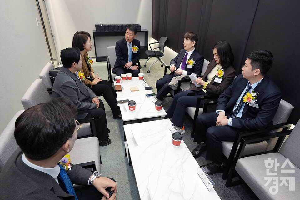 27일 오전 서울 여의도 FKI타워에서 한스경제 창간 10주년 기념 ‘체인지 코리아(Change Korea) 2025 포럼’이 열리고 있다. 주요 내빈들이 사전 환담을 가지고 있다. /최대성 기자 dpdaesung@sporbiz.co.kr 2025.03.27.