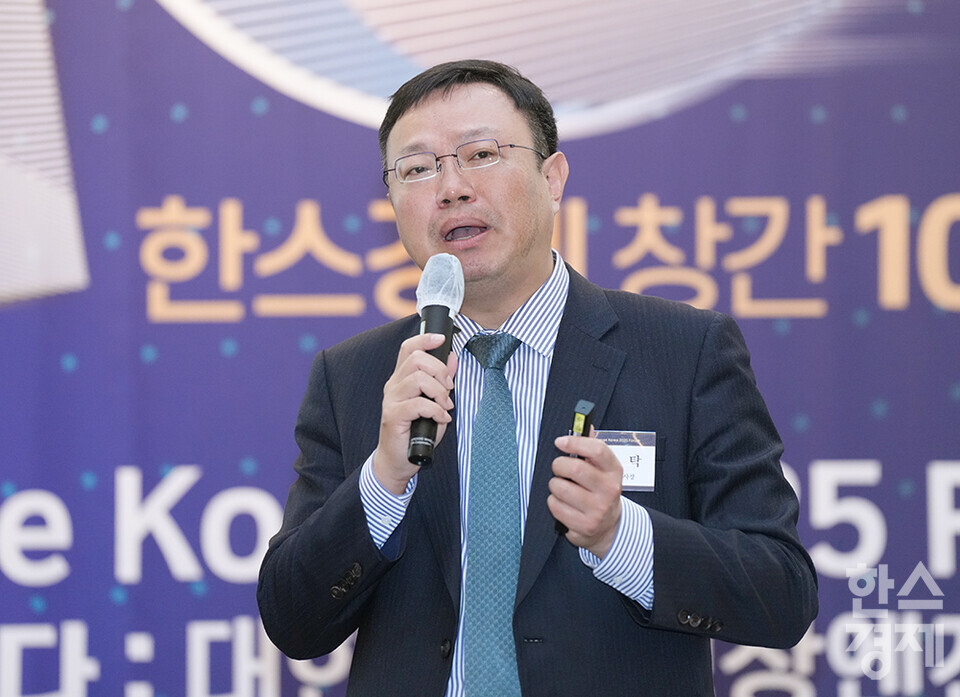 이영탁 SK텔레콤 부사장이 27일 오전 서울 여의도 FKI타워에서 개최된 한스경제 창간 10주년 기념 ‘체인지 코리아(Change Korea) 2025 포럼’에 참석해 '글로벌 AI 패권경쟁 가속화, 한국 AI산업 현재와 미래'을 주제로 강연하고 있다. /최대성 기자 dpdaesung@sporbiz.co.kr 2025.03.27.