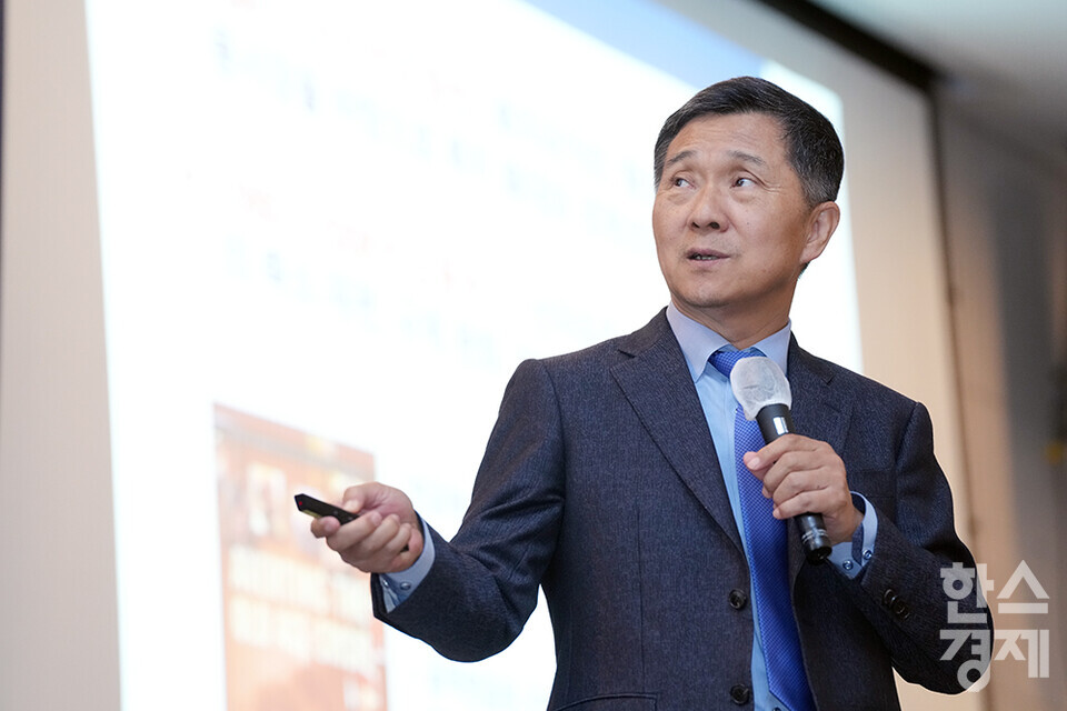 김연명 중앙대 사회복지학과 교수가 27일 오전 서울 여의도 FKI타워에서 개최된 한스경제 창간 10주년 기념 ‘체인지 코리아(Change Korea) 2025 포럼’에 참석해 '성장과 사회복지정책'을 주제로 강연하고 있다. /최대성 기자 dpdaesung@sporbiz.co.kr 2025.03.27.