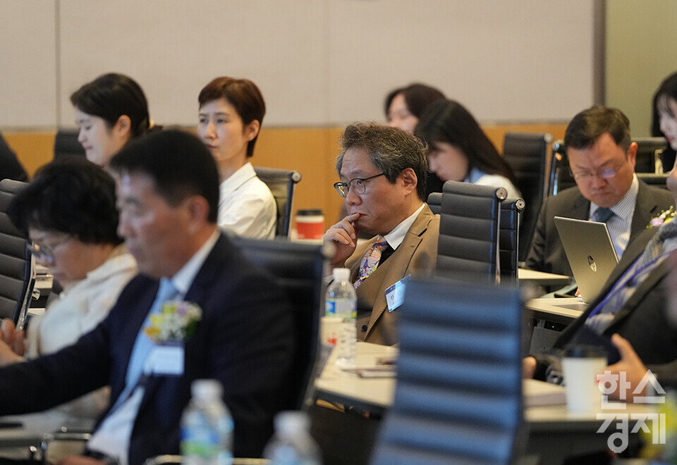 대한축구협회 부회장이 27일 오전 서울 여의도 FKI타워에서 개최된 한스경제 창간 10주년 기념 ‘체인지 코리아(Change Korea) 2025 포럼’에 참석해 강의를 듣고 있다. /최대성 기자 dpdaesung@sporbiz.co.kr 2025.03.27.