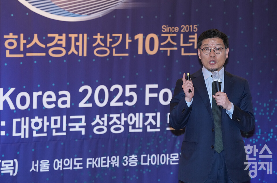 이정동 서울대 공학전문대학원 교수가 27일 오전 서울 여의도 FKI타워에서 개최된 한스경제 창간 10주년 기념 ‘체인지 코리아(Change Korea) 2025 포럼’에 참석해 '기술패권시대, 혁신성장 견인하는 기술선진국의 조건'을 주제로 강연하고 있다. /최대성 기자 dpdaesung@sporbiz.co.kr 2025.03.27.