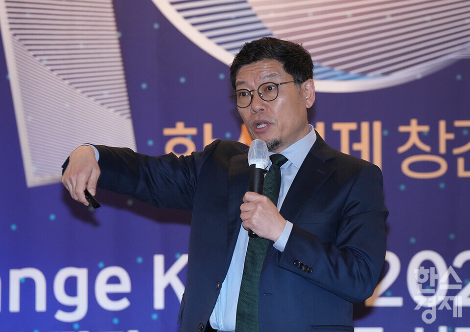 이정동 서울대 공학전문대학원 교수가 27일 오전 서울 여의도 FKI타워에서 개최된 한스경제 창간 10주년 기념 ‘체인지 코리아(Change Korea) 2025 포럼’에 참석해 '기술패권시대, 혁신성장 견인하는 기술선진국의 조건'을 주제로 강연하고 있다. /최대성 기자 dpdaesung@sporbiz.co.kr 2025.03.27.