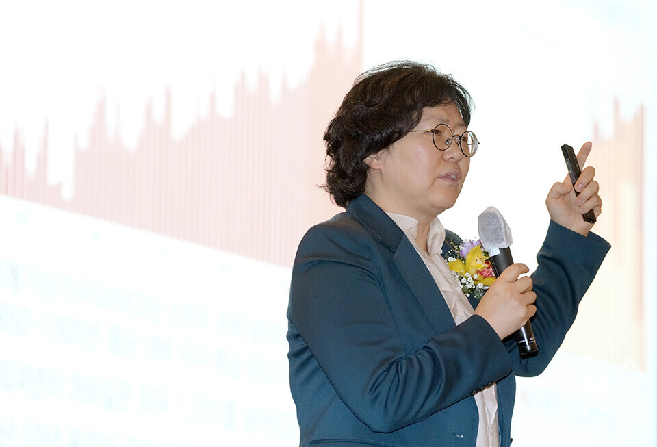 윤순진 서울대 환경대학원장이 27일 오전 서울 여의도 FKI타워에서 개최된 한스경제 창간 10주년 기념 ‘체인지 코리아(Change Korea) 2025 포럼’에 참석해 '친환경 정책과 기업 성장 전략'을 주제로 강연하고 있다. /최대성 기자 dpdaesung@sporbiz.co.kr 2025.03.27.