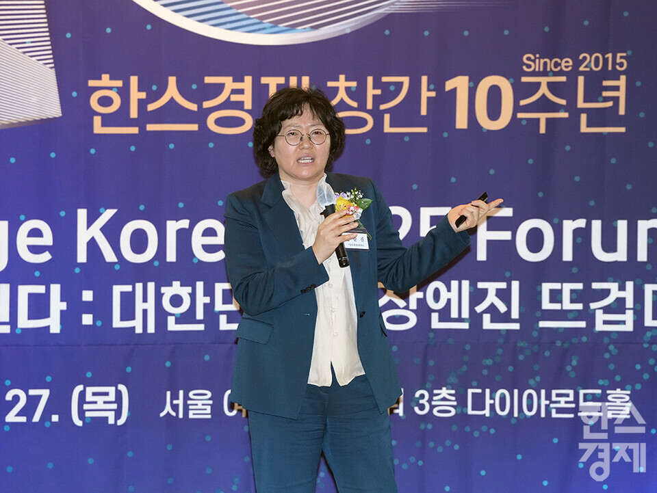 윤순진 서울대 환경대학원장이 27일 오전 서울 여의도 FKI타워에서 개최된 한스경제 창간 10주년 기념 ‘체인지 코리아(Change Korea) 2025 포럼’에 참석해 '친환경 정책과 기업 성장 전략'을 주제로 강연하고 있다. /최대성 기자 dpdaesung@sporbiz.co.kr 2025.03.27.