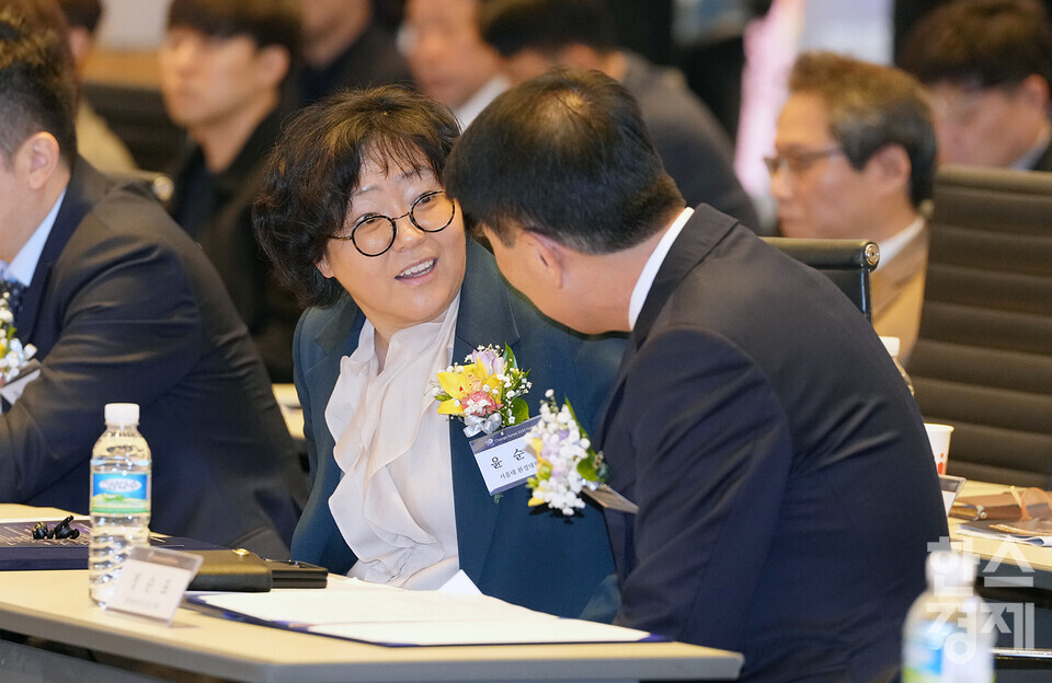 윤순진 서울대 환경대학원장이 27일 오전 서울 여의도 FKI타워에서 개최된 한스경제 창간 10주년 기념 ‘체인지 코리아(Change Korea) 2025 포럼’에 참석해 정순표 한국뉴미디어 회장과 이야기 하고 있다. /최대성 기자 dpdaesung@sporbiz.co.kr 2025.03.27.