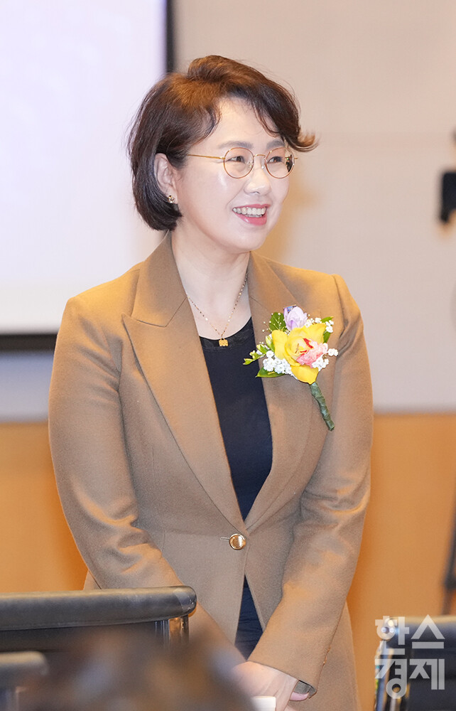 백선희 조국혁신당 의원이 27일 오전 서울 여의도 FKI타워에서 개최된 한스경제 창간 10주년 기념 ‘체인지 코리아(Change Korea) 2025 포럼’에 참석해 내빈들에게 인사하고 있다. /최대성 기자 dpdaesung@sporbiz.co.kr 2025.03.27.