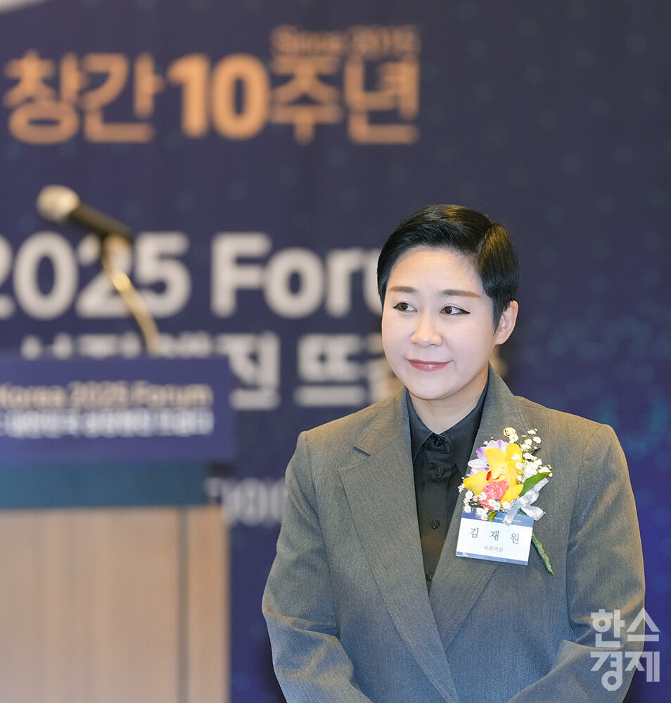 김재원 조국혁신당 의원이 27일 오전 서울 여의도 FKI타워에서 개최된 한스경제 창간 10주년 기념 ‘체인지 코리아(Change Korea) 2025 포럼’에 참석해 내빈들에게 인사하고 있다. /최대성 기자 dpdaesung@sporbiz.co.kr 2025.03.27.