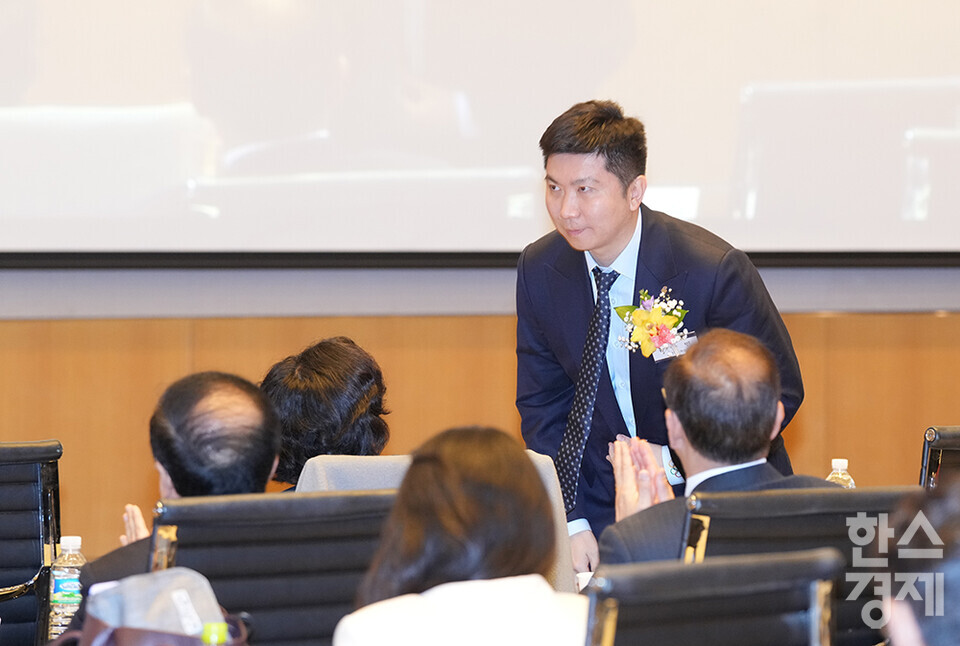 유승민 대한체육회장이 27일 오전 서울 여의도 FKI타워에서 개최된 한스경제 창간 10주년 기념 ‘체인지 코리아(Change Korea) 2025 포럼’에 참석해 내빈들에게 인사하고 있다. /최대성 기자 dpdaesung@sporbiz.co.kr 2025.03.27.