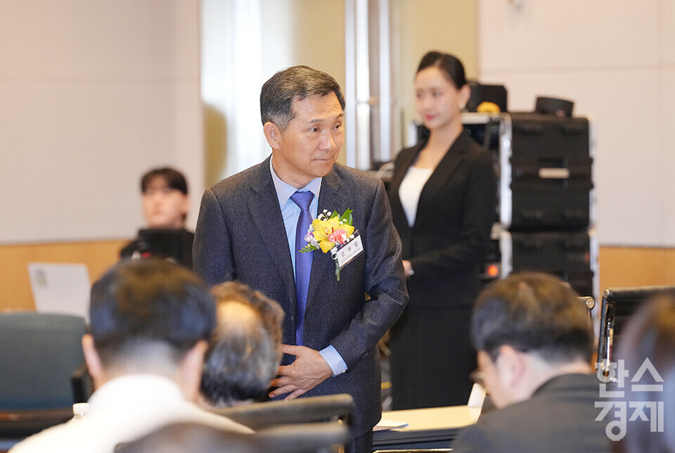 김연명 중앙대 사회복지학과 교수가 27일 오전 서울 여의도 FKI타워에서 개최된 한스경제 창간 10주년 기념 ‘체인지 코리아(Change Korea) 2025 포럼’에 참석해 내빈들에게 인사하고 있다. /최대성 기자 dpdaesung@sporbiz.co.kr 2025.03.27.