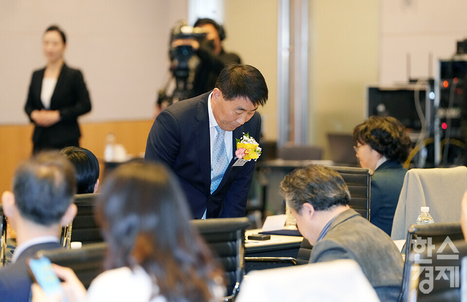 정순표 한국뉴미디어 회장이 27일 오전 서울 여의도 FKI타워에서 개최된 한스경제 창간 10주년 기념 ‘체인지 코리아(Change Korea) 2025 포럼’에 참석해 내빈들에게 인사하고 있다. /최대성 기자 dpdaesung@sporbiz.co.kr 2025.03.27.