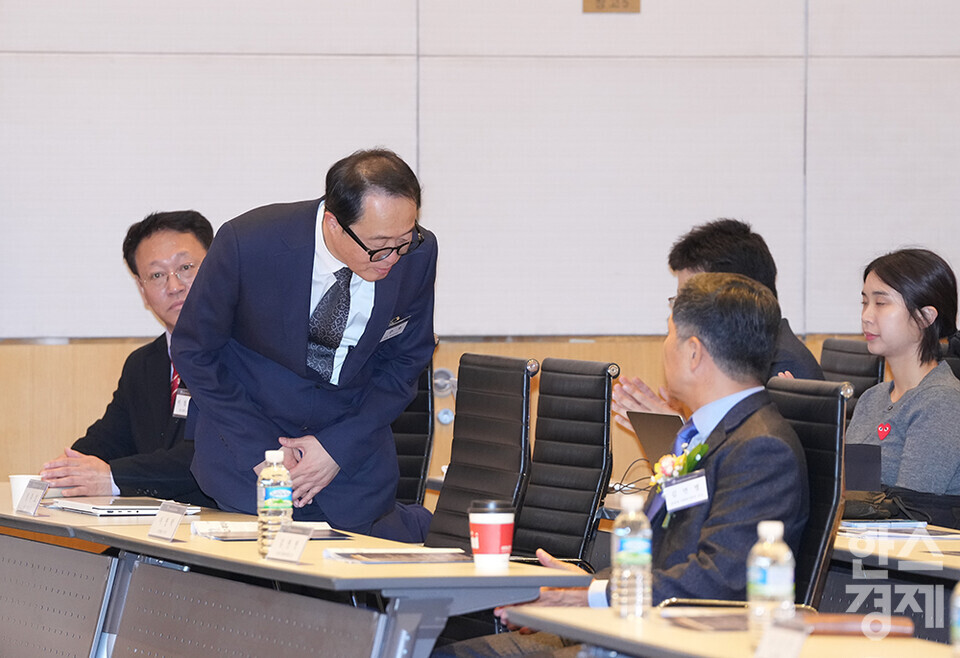 정주호 한스경제 편집국장이 27일 오전 서울 여의도 FKI타워에서 개최된 한스경제 창간 10주년 기념 ‘체인지 코리아(Change Korea) 2025 포럼’에 참석해 내빈들에게 인사하고 있다. /최대성 기자 dpdaesung@sporbiz.co.kr 2025.03.27.