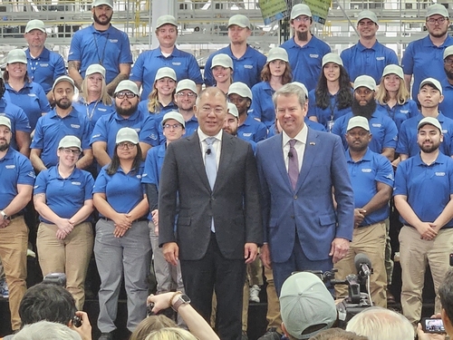 26일(현지시각) 미국 조지아주 엘라벨에 위치한 ‘현대자동차그룹 메타플랜트 아메리카(HMGMA)’ 준공식에서 정의선 현대자동차그룹 회장(왼쪽)이 브라이언 켐프 조지아 주지사와 기념 촬영을 하고 있다./ 연합뉴스