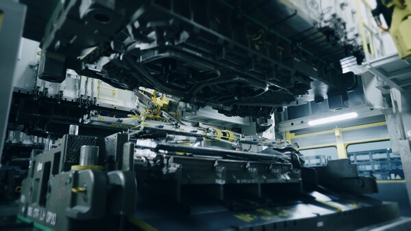  HMGMA 프레스 공장에서 강판이 패널로 제조되는 모습/ 현대자동차그룹