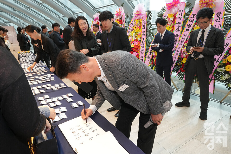 27일 오전 서울 여의도 FKI타워에서 한스경제 창간 10주년 기념 ‘체인지 코리아(Change Korea) 2025 포럼’이 열리고 있다. 내빈들이 방명록을 작성하고 있다. /최대성 기자 dpdaesung@sporbiz.co.kr 2025.03.27.