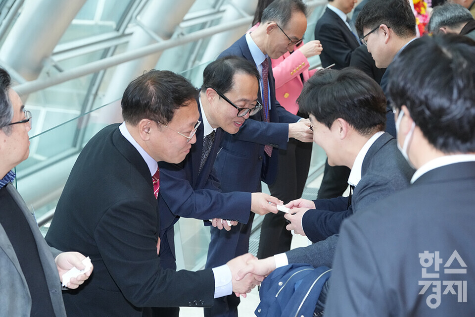 27일 오전 서울 여의도 FKI타워에서 한스경제 창간 10주년 기념 ‘체인지 코리아(Change Korea) 2025 포럼’이 열리고 있다. 한스경제 임직원들이 행사장을 찾은 내빈들과 인사를 나누고 있다. /최대성 기자 dpdaesung@sporbiz.co.kr 2025.03.27.