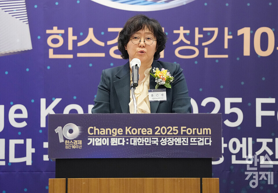 윤순진 서울대 환경대학원장이 27일 오전 서울 여의도 FKI타워에서 개최된 한스경제 창간 10주년 기념 ‘체인지 코리아(Change Korea) 2025 포럼’에 참석해 축사를 하고 있다. /최대성 기자 dpdaesung@sporbiz.co.kr 2025.03.27.