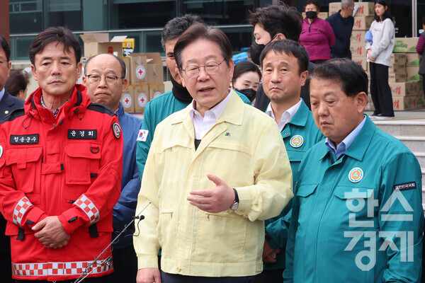 더불어민주당 이재명 대표가 27일 경북 청송군 진보문화체육센터에 마련된 이재민 대피소에서 산불 피해 주민들을 만난 뒤 취재진의 질문에 답하고 있다. 사진=연합뉴스