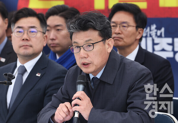 더불어민주당 진성준 정책위의장이 27일 서울 종로구 광화문 천막당사에서 열린 정책조정회의에서 발언하고 있다. 사진=연합뉴스