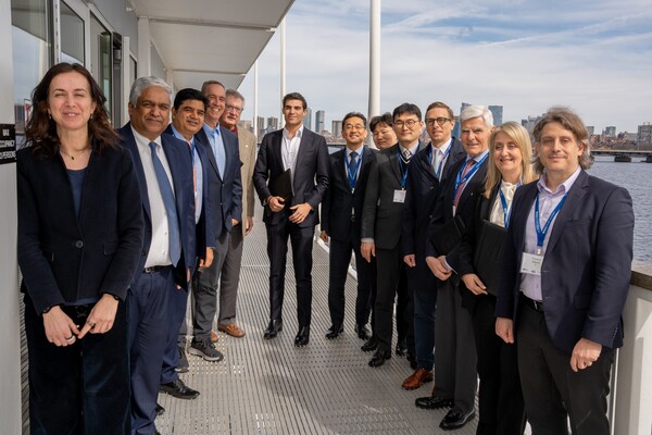 HD한국조선해양이 현지시간 18일 MIT에서 'MIT 조선해양 컨소시엄'의 발족식을 가졌다. 오른쪽 첫 번째 테미스 삽시스 MIT 해양공학센터장, 일곱 번째 장광필 HD한국조선해양 미래기술연구원장 등 관계자들이 기념 촬영을 하고 있다./HD현대