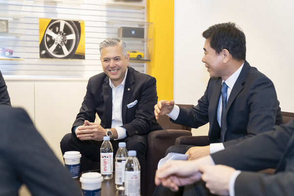 (왼쪽) 헥터 비자레알 한국GM 사장/ 한국GM