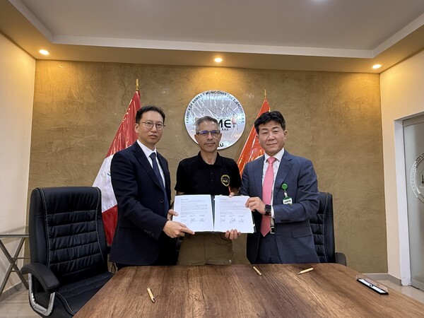 지난 26일(현지시각) 페루 수도 리마 초시카시에 위치한 FAME S.A.C(페루 육군 조병창)에서 열린 협약 체결식에서 김성남 STX 본부장, 자파타 FAME S.A.C 대표, 황기영 KGM 대표이사가 기념 촬영을 하고 있다./ KG모빌리티