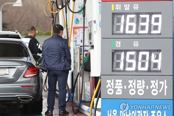 전국 주유소의 휘발유와 경유의 주간 평균 가격이 연속 동반 하락세를 보였다. /연합뉴스