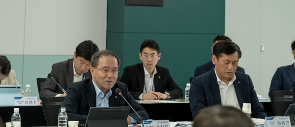  이찬우 NH농협금융회장이 임직원에게 "당장 혁신하지 않으면, 미래는 없다"며 변화와 혁신, 사업경쟁력 강화, 신뢰 금융 등을 강조했다. /NH농협금융지주 제공