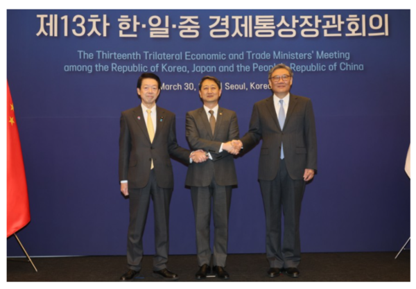 30일 서울 중구 대한상공회의소에서 열린 제13차 한·일·중 경제통상장관회의에서 기념 촬영이 이뤄지고 있다. 연합뉴스