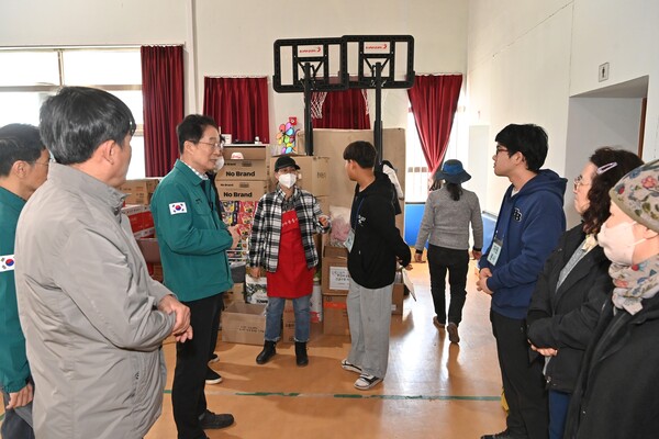 임종식 경북교육감 30일 안동지역 산불 피해 학교인 길안중학교 대피소 방문. 사진=경북교육청 제공