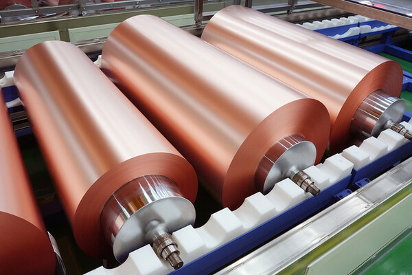 롯데에너지머티리얼즈는 전기차 배터리의 핵심 소재인 전지용 동박 분야에서 독보적인 기술력을 자랑한다. / 롯데에너지머티리얼즈