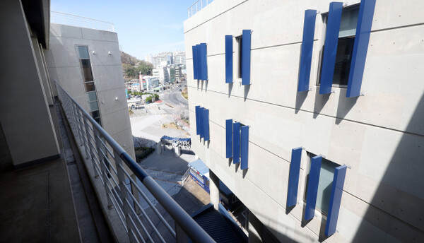 지난 29일 경남 창원시 마산회원구 창원NC파크에서 NC 다이노스와 LG 트윈스 경기 중 3루 방향 건물에 설치된 구조물(상단부 가운데) 일부가 떨어지는 사고가 발생했다. 이 사고로 관중 3명이 다쳤고, 30일 열릴 예정이던 NC와 LG 경기는 시설물 안전 점검을 위해 연기됐다. 사진은 30일 촬영한 현장 모습. /연합뉴스