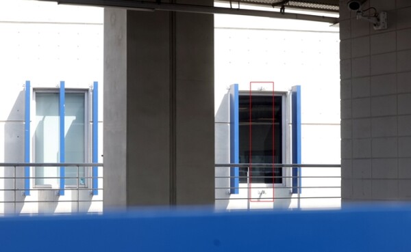 난 29일 경남 창원시 마산회원구 창원NC파크에서 3루 방향 건물에 설치된 구조물(붉은 선) 일부가 떨어지는 사고가 발생했다. /연합뉴스