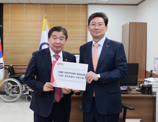 ] 이상일 용인특례시장은 31일 오후, 유철환 국민권익위원회를 방문해 수원시의 광교 송전철탑 이설과 용인시 수지구 고기동의 노인복지주택 사업에 대해 중재를 요청했다./ 용인특례시 제공