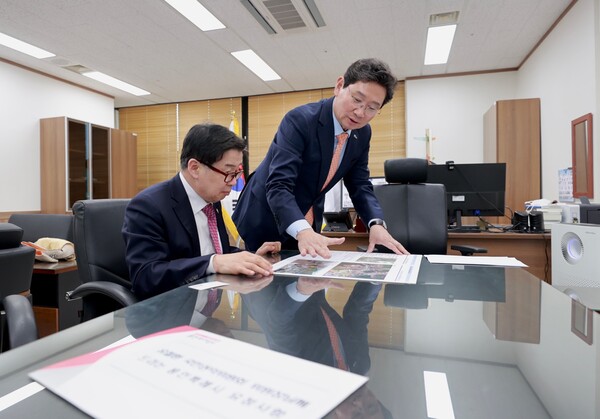  이상일 용인특례시장이 31일 유철환 국민권익위원장을 만나 광교 송전철탑 이설 사업에 대한 중재와 수지구 고기동 노인복지주택 사업에 대한 권익위원회 의견표명 재심의를 요청했다./ 용인특례시 제공