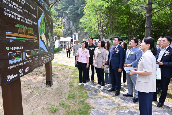 지난해 5월에는 한강유역환경청과의 적극적 협력의 결과, 수변녹지 공동조성 사업으로 ‘수풀로 오빈리’ 수변녹지 공원을 조성하여 주민들에게 생태문화 공간을 제공하였다./ 양평군 제공