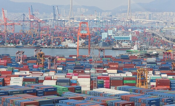 수출입 화물이 쌓여 있는 부산항 신선대, 감만, 신감만 부두./연합뉴스