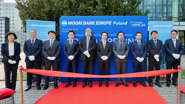 우리은행이 지난달 31일(현지시각) 국내은행 최초로 유럽지역의 전략적 거점 확대를 위해 폴란드의 수도 바르샤바에 지점을 개설했다고 1일 밝혔다. /우리은행 제공 