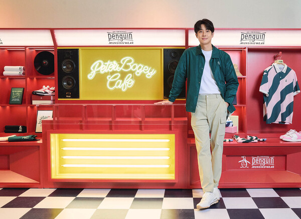 먼싱웨어가 신세계백화점 강남점 팝업스토어를 오픈했다. 앰배서더 최우식이 방문한 모습. /데상트코리아 제공