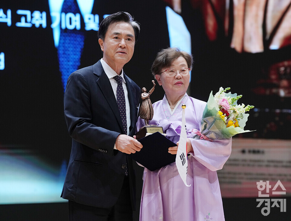 송창주 이준열사기념관장이 1일 오후 서울 코엑스에서 열린 제24회 유관순상 시상식서 유관순상을 수상한 후 유관순상위원회 위원장인 김태흠 충남도지사와 기념촬영을 하고 있다. /최대성 기자 dpdaesung@sporbiz.co.kr 2025.04.01.