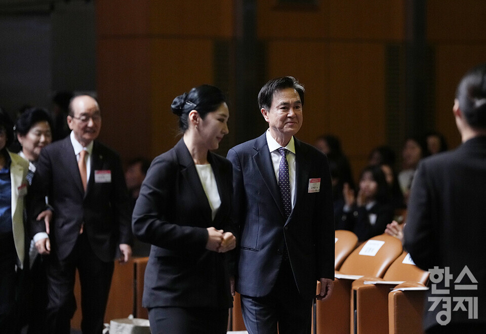 1일 오후 서울 코엑스에서 제24회 유관순상 시상식이 열리고 있다. 유관순상위원회 위원장인 김태흠 충남도지사가 입장하고 있다. /최대성 기자 dpdaesung@sporbiz.co.kr 2025.04.01.