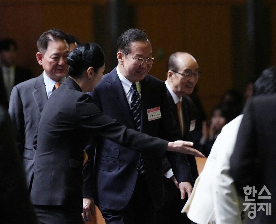 1일 오후 서울 코엑스에서 제24회 유관순상 시상식이 열리고 있다. 권영세 국민의힘 비상대책위원장이 입장하고 있다. /최대성 기자 dpdaesung@sporbiz.co.kr 2025.04.01.