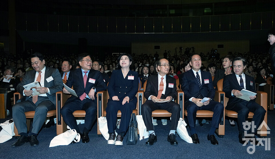 1일 오후 서울 코엑스에서 제24회 유관순상 시상식이 열리고 있다.배호영 육아방송 사장(왼쪽부터), 서범수 국민의힘 의원, 김희정 국민의힘 의원, 심대평 전 충남도지사(왼쪽부터), 권영세 국민의힘 비상대책위원장, 김태흠 충남도지사가 참석하고 있다. /최대성 기자 dpdaesung@sporbiz.co.kr 2025.04.01.